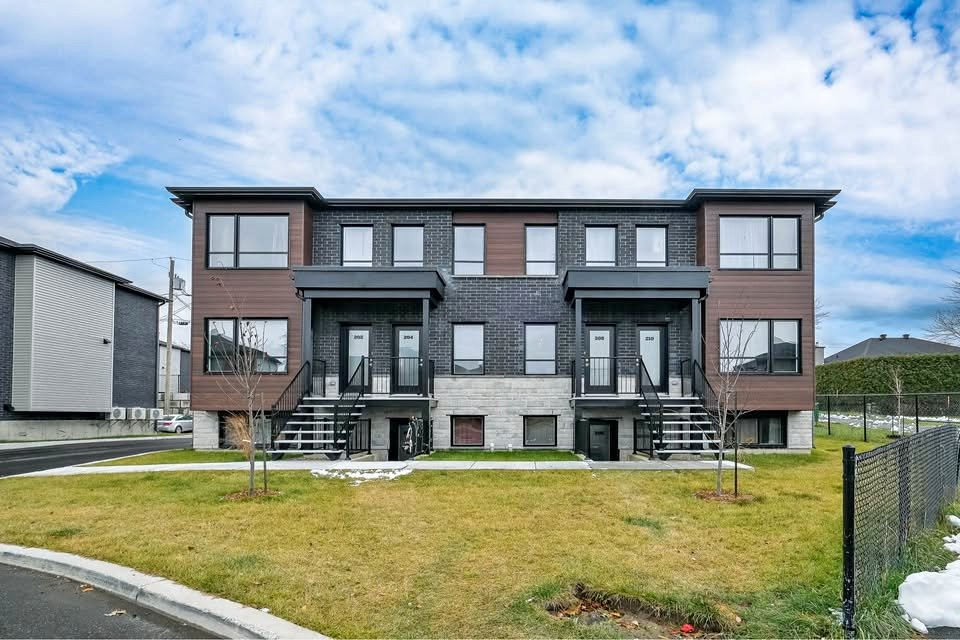 2570 Rue Sainte-Anne — photo 1